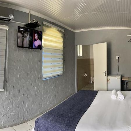 Host Hub Guest House Кемптън Парк Екстериор снимка