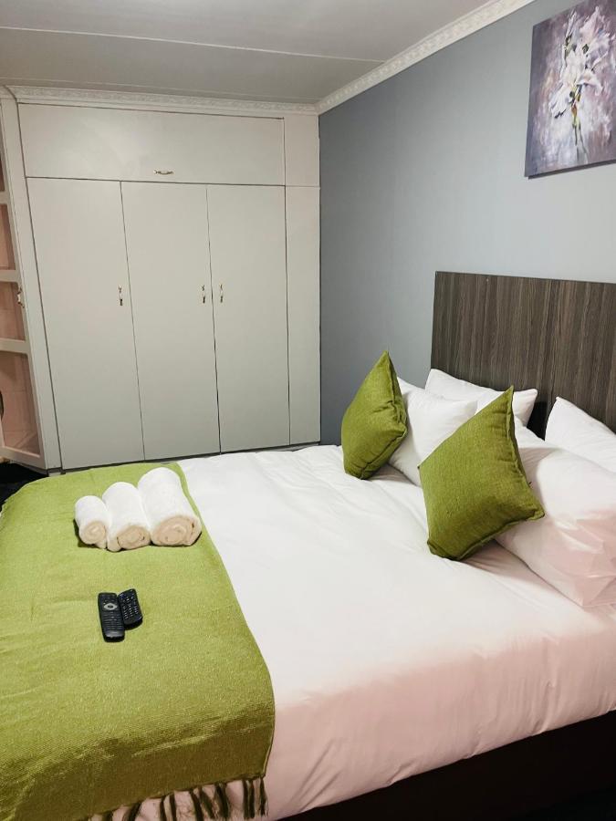 Host Hub Guest House Кемптън Парк Екстериор снимка