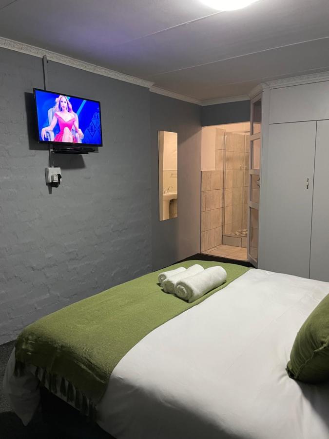 Host Hub Guest House Кемптън Парк Екстериор снимка