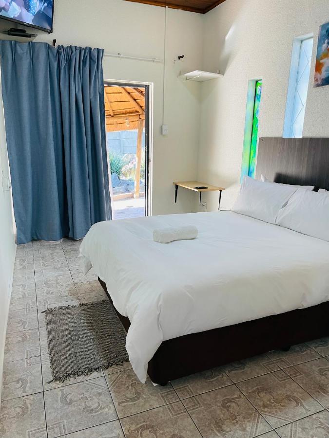 Host Hub Guest House Кемптън Парк Екстериор снимка