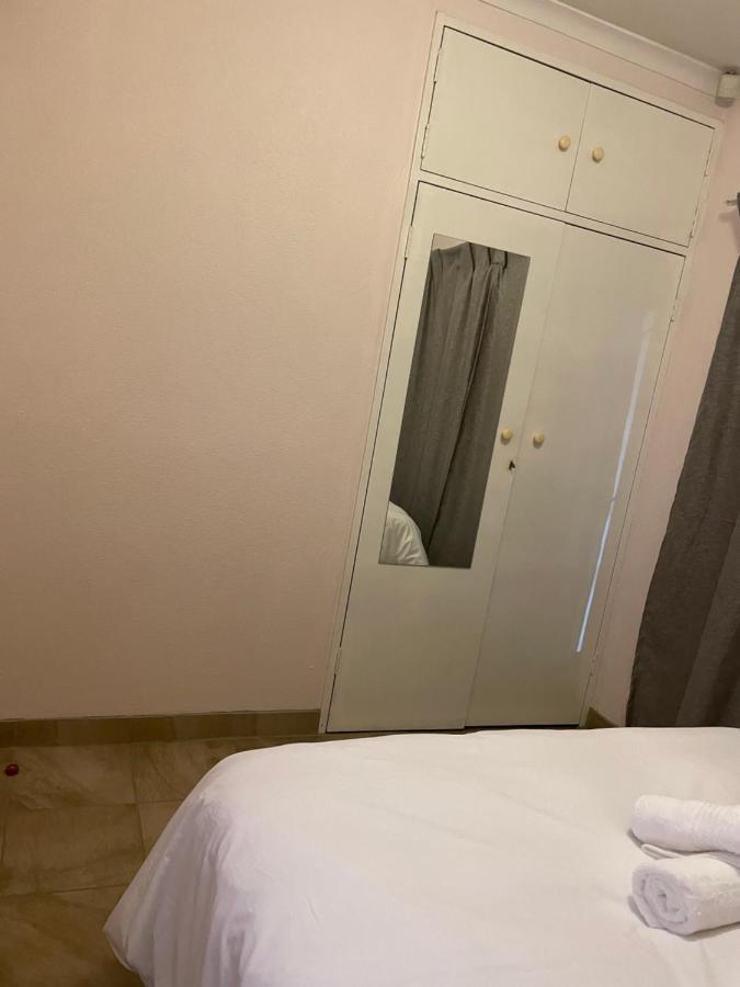 Host Hub Guest House Кемптън Парк Екстериор снимка