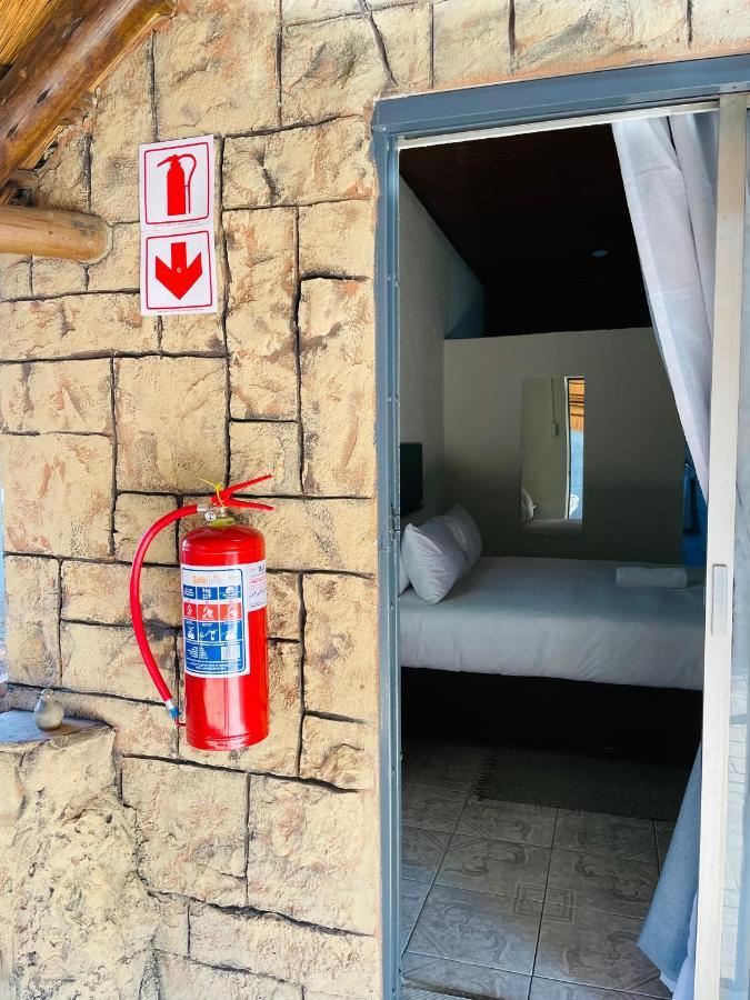 Host Hub Guest House Кемптън Парк Екстериор снимка