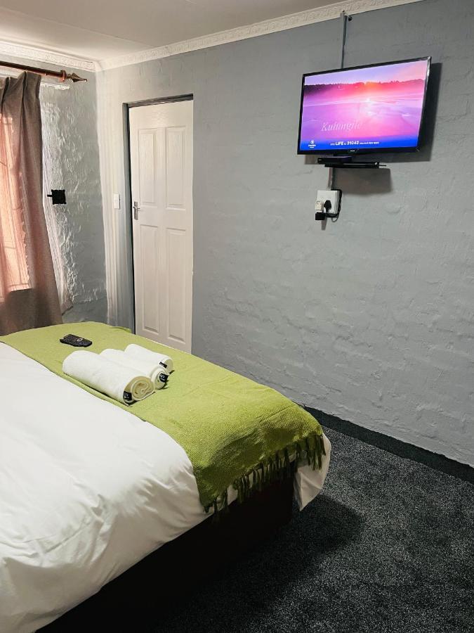 Host Hub Guest House Кемптън Парк Екстериор снимка