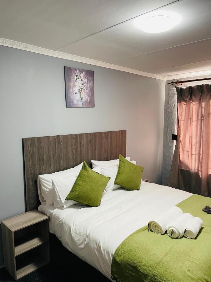 Host Hub Guest House Кемптън Парк Екстериор снимка