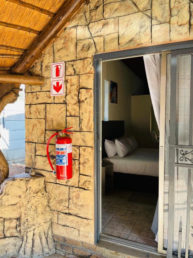 Host Hub Guest House Кемптън Парк Екстериор снимка