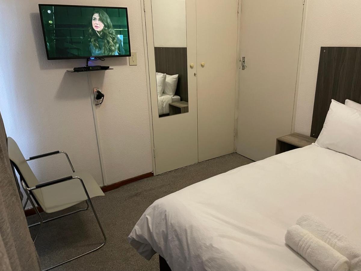 Host Hub Guest House Кемптън Парк Екстериор снимка