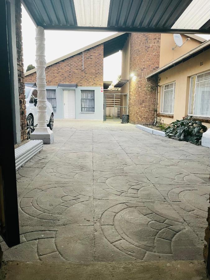 Host Hub Guest House Кемптън Парк Екстериор снимка