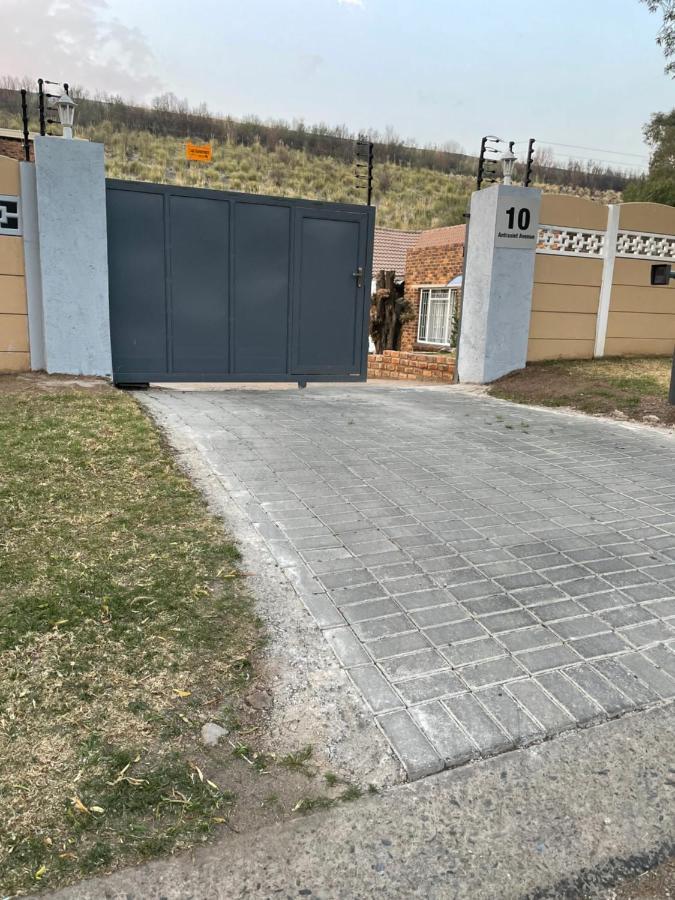 Host Hub Guest House Кемптън Парк Екстериор снимка