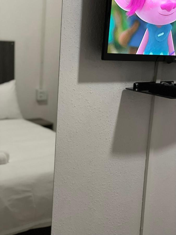 Host Hub Guest House Кемптън Парк Екстериор снимка