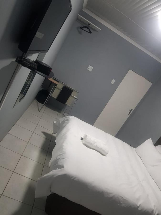 Host Hub Guest House Кемптън Парк Екстериор снимка