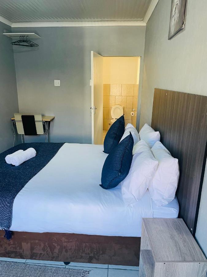 Host Hub Guest House Кемптън Парк Екстериор снимка