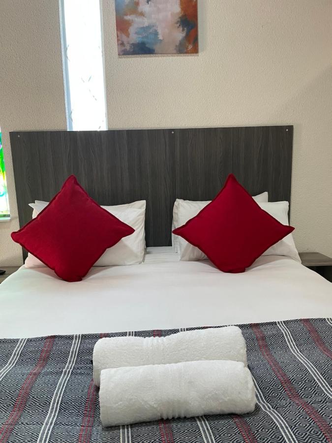 Host Hub Guest House Кемптън Парк Екстериор снимка