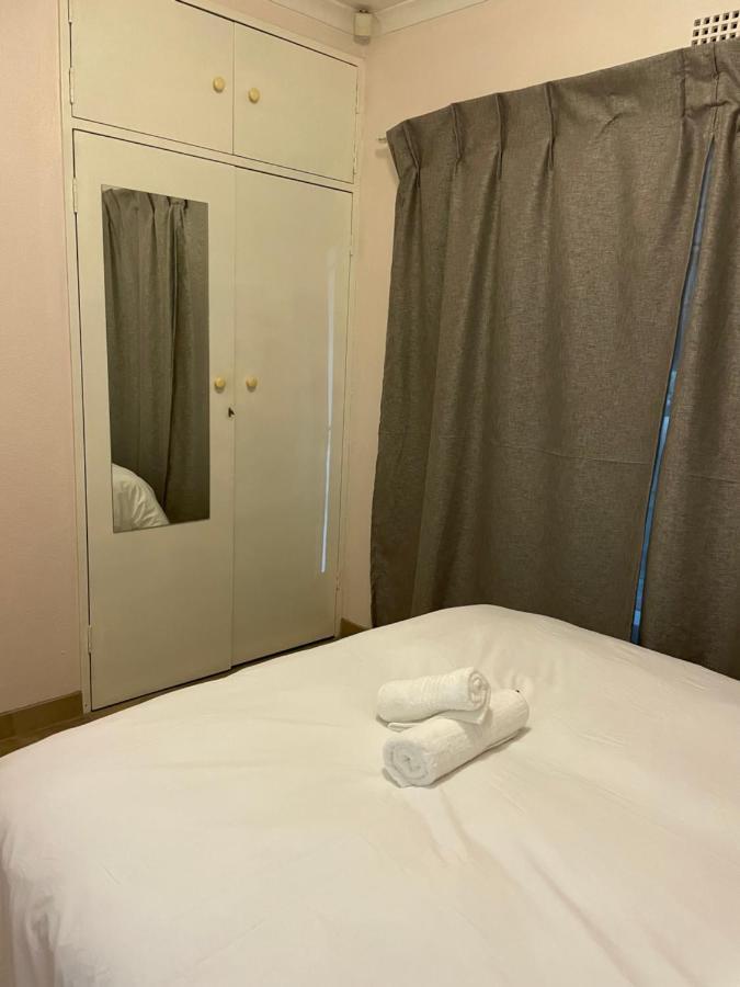 Host Hub Guest House Кемптън Парк Екстериор снимка