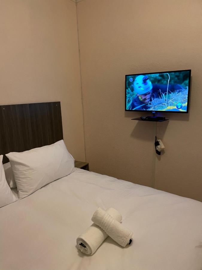 Host Hub Guest House Кемптън Парк Екстериор снимка