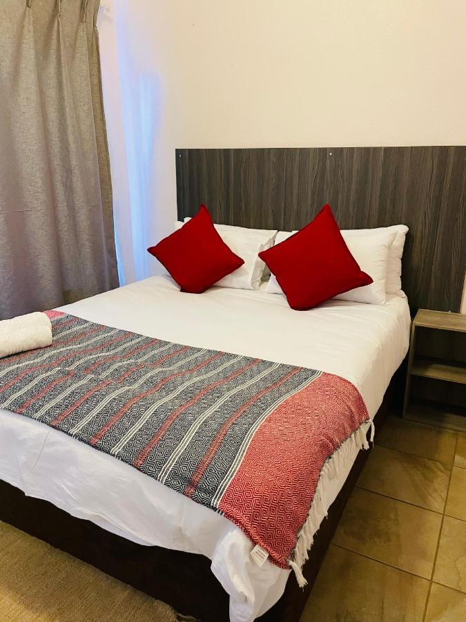 Host Hub Guest House Кемптън Парк Екстериор снимка