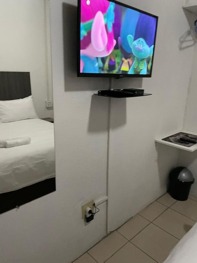 Host Hub Guest House Кемптън Парк Екстериор снимка
