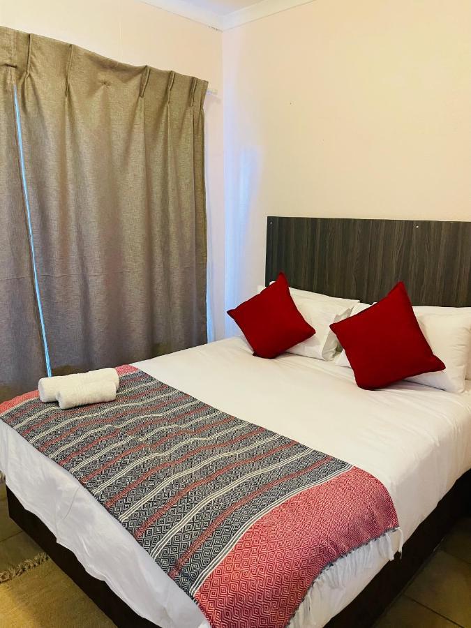 Host Hub Guest House Кемптън Парк Екстериор снимка