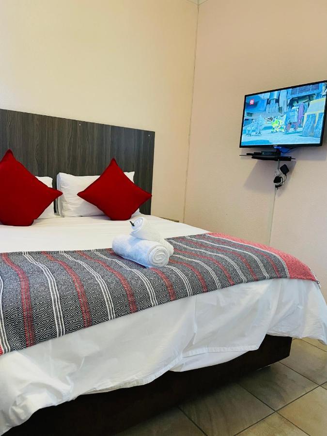 Host Hub Guest House Кемптън Парк Екстериор снимка