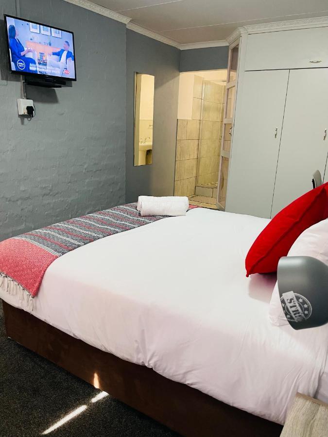 Host Hub Guest House Кемптън Парк Екстериор снимка