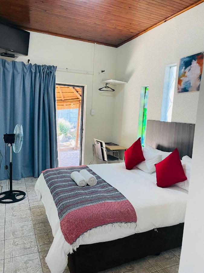 Host Hub Guest House Кемптън Парк Екстериор снимка