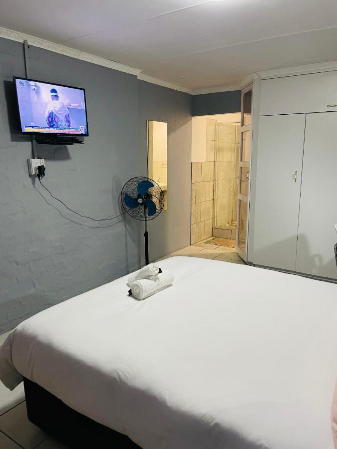 Host Hub Guest House Кемптън Парк Екстериор снимка