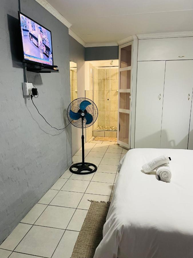 Host Hub Guest House Кемптън Парк Екстериор снимка