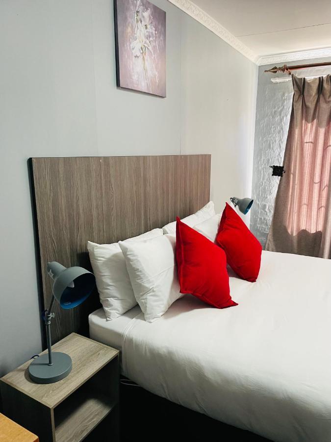 Host Hub Guest House Кемптън Парк Екстериор снимка