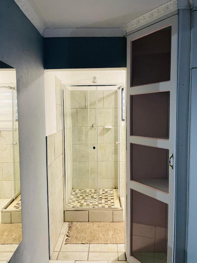 Host Hub Guest House Кемптън Парк Екстериор снимка
