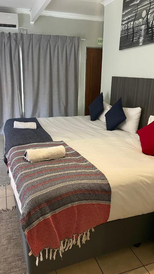 Host Hub Guest House Кемптън Парк Екстериор снимка
