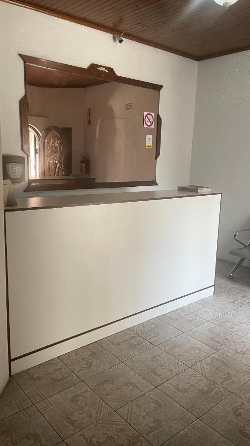Host Hub Guest House Кемптън Парк Екстериор снимка