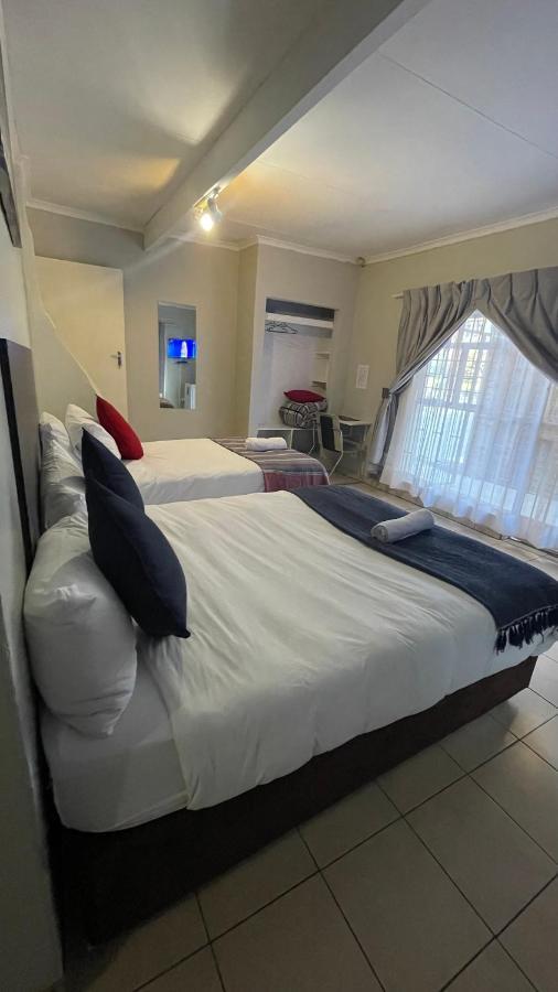 Host Hub Guest House Кемптън Парк Екстериор снимка