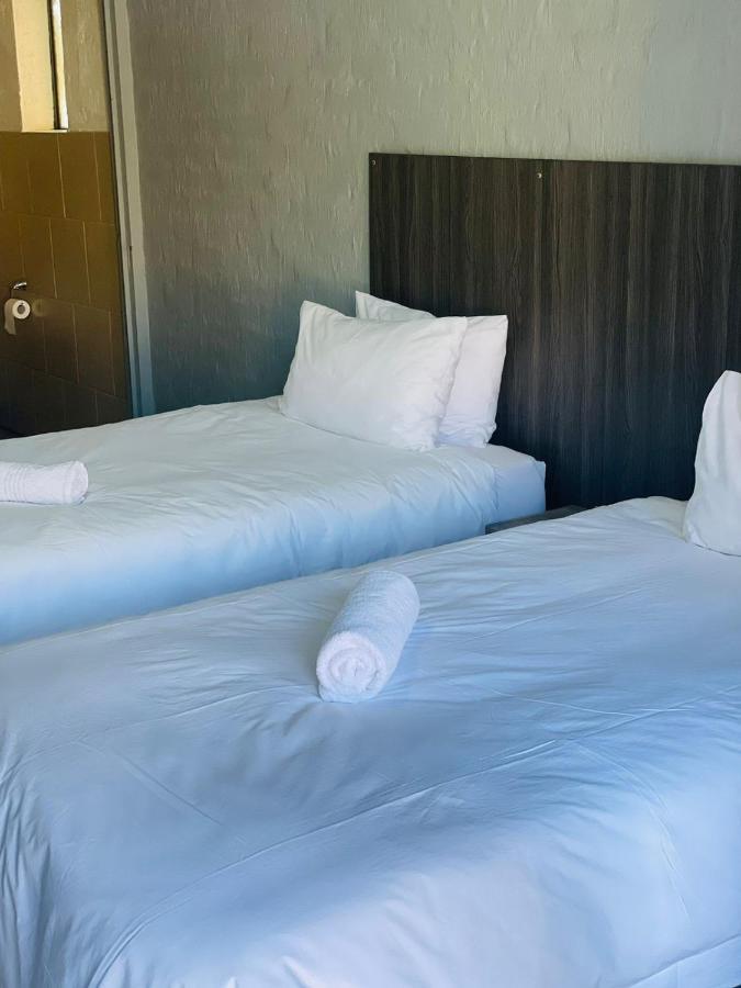 Host Hub Guest House Кемптън Парк Екстериор снимка