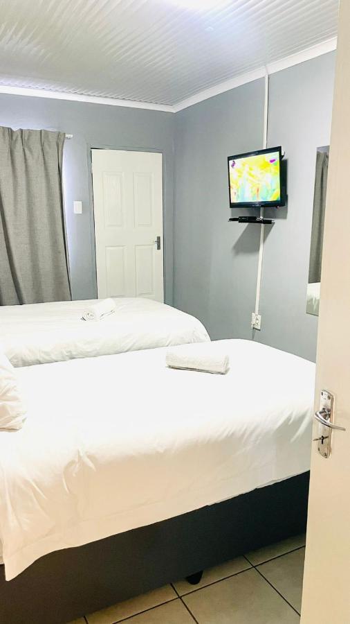 Host Hub Guest House Кемптън Парк Екстериор снимка