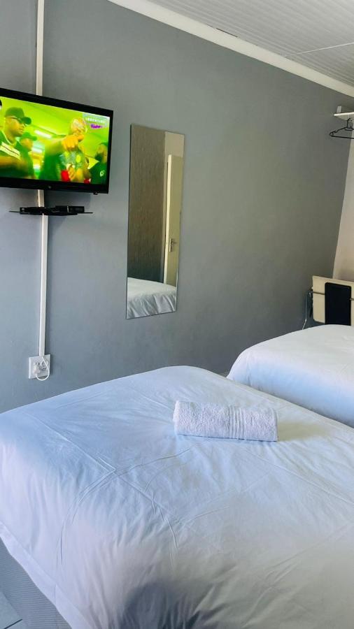 Host Hub Guest House Кемптън Парк Екстериор снимка