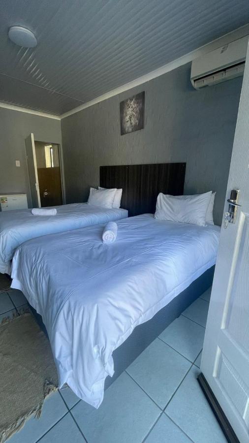 Host Hub Guest House Кемптън Парк Екстериор снимка